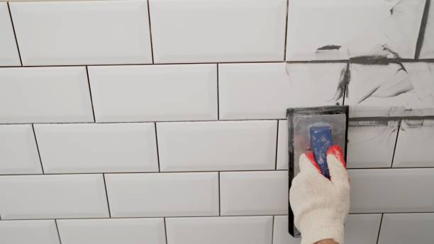 Un carreleur exerce un métier manuel exigeant. En effet, il manipule des outils coupants et des matériaux lourds. Donc, le risque