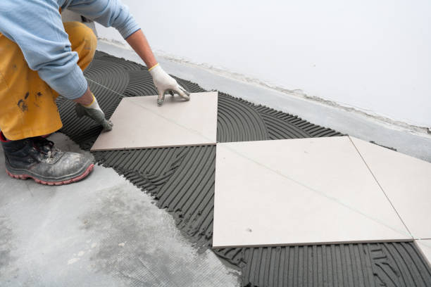 Un carreleur maîtrise l’art de poser des revêtements de sol. En effet, il installe le carrelage avec précision. Cependant, son savoir-faire