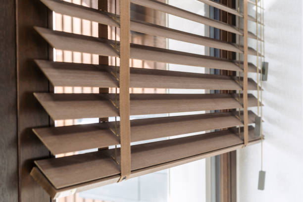 Un storiste installe et répare les stores intérieurs et extérieurs. En effet, il connaît parfaitement les systèmes de protection solaire.