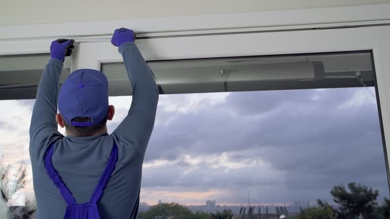 Un storiste est un professionnel spécialisé dans la pose et la maintenance des stores. En effet, il possède les compétences techniques