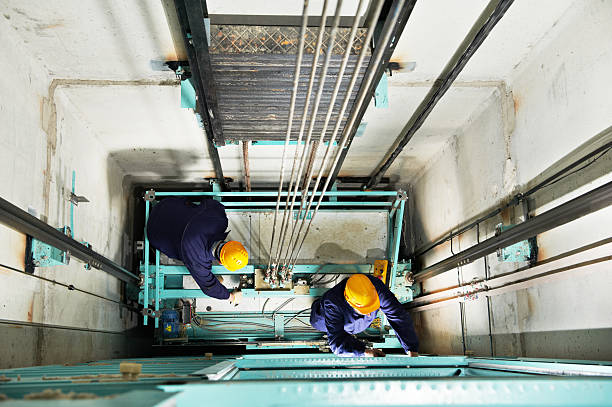 Un ascensoriste est un professionnel spécialisé dans les systèmes de levage verticaux. En effet, il conçoit, installe et entretient