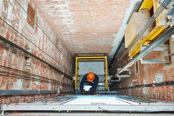 Un ascensoriste joue un rôle crucial dans la conception d’un bâtiment moderne. En effet, il installe, entretient et répare les ascenseurs.