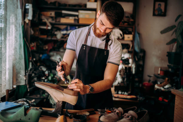 Trouver un bon cordonnier garantit une réparation durable et esthétique. De plus, Vous protégez votre investissement en chaussures