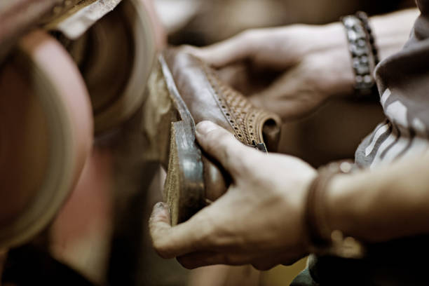 Un cordonnier utilise des outils de découpe précis pour travailler le cuir. Ainsi. Le couteau à parer, le tranchet et les ciseaux
