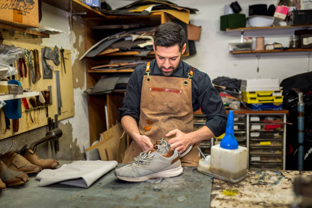 Un cordonnier sacs en cuir possède un savoir-faire bien plus large que la simple réparation de chaussures. Il travaille la matière,