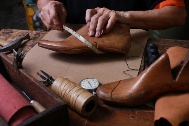Le prix dépend surtout du type de chaussure. Ainsi, les bottines coûtent plus qu’une paire de baskets. De plus, la matière de la semelle