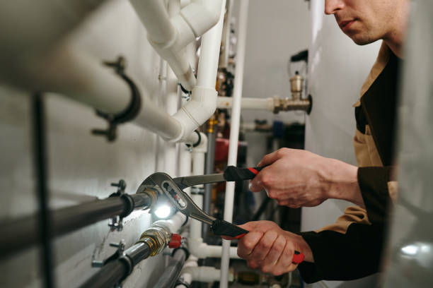 Un plombier solaire intervient sur les systèmes de chauffage produisant de l’énergie solaire. Ce professionnel comprend